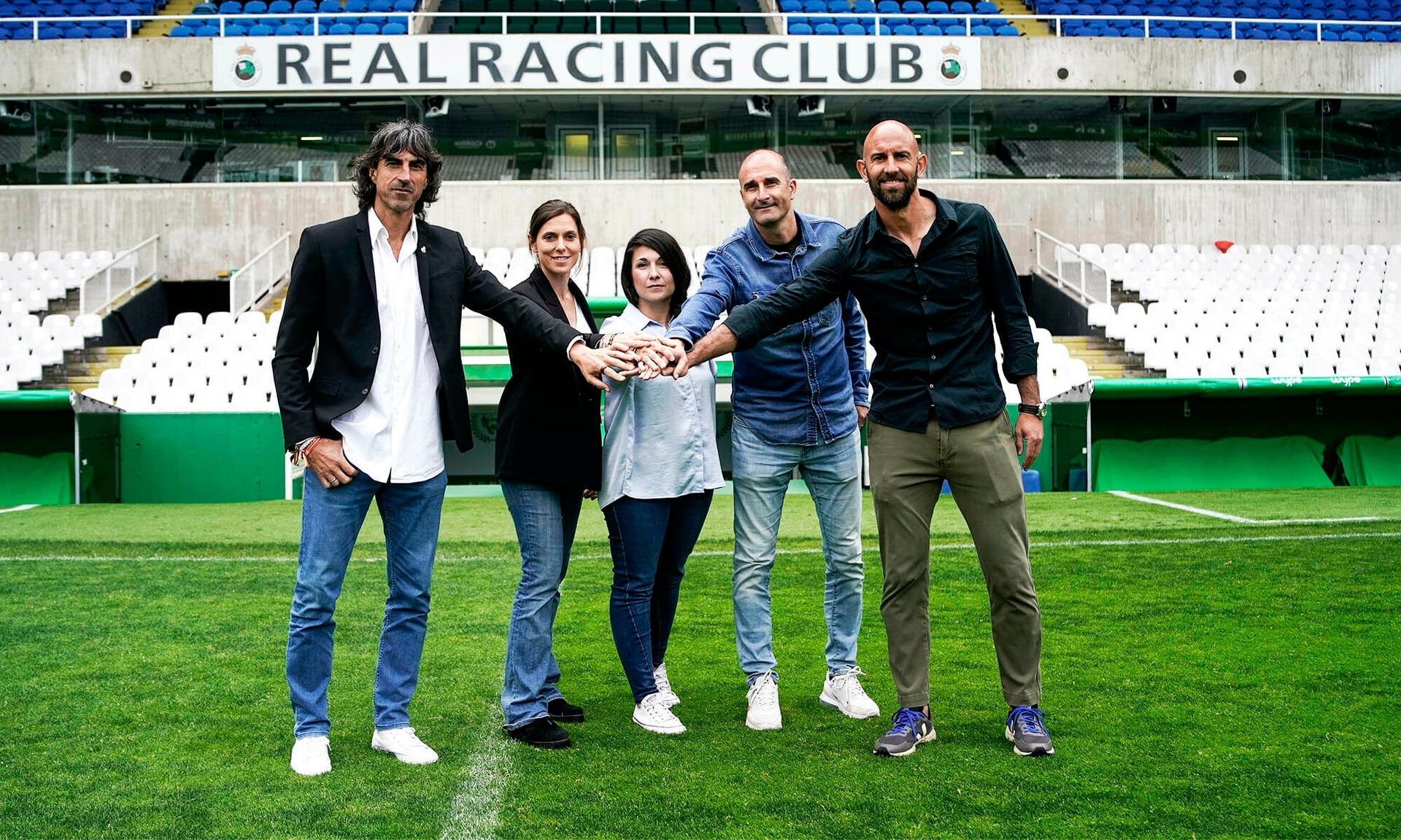 Foto de familia en la presentación del triangular