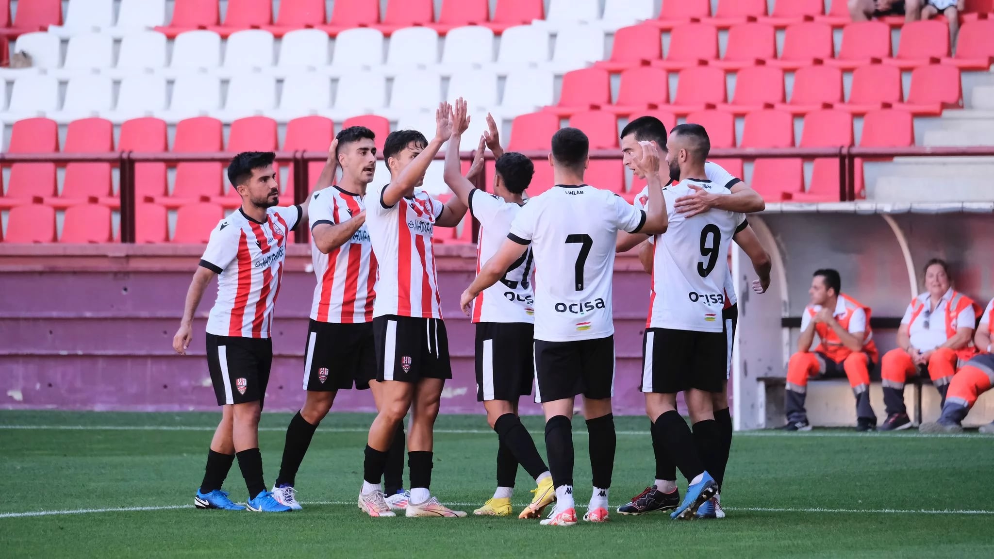 Varios jugadores de la UD Logroñés celebran uno de los tantos anotados ante Osasuna Promesas / Riojapress