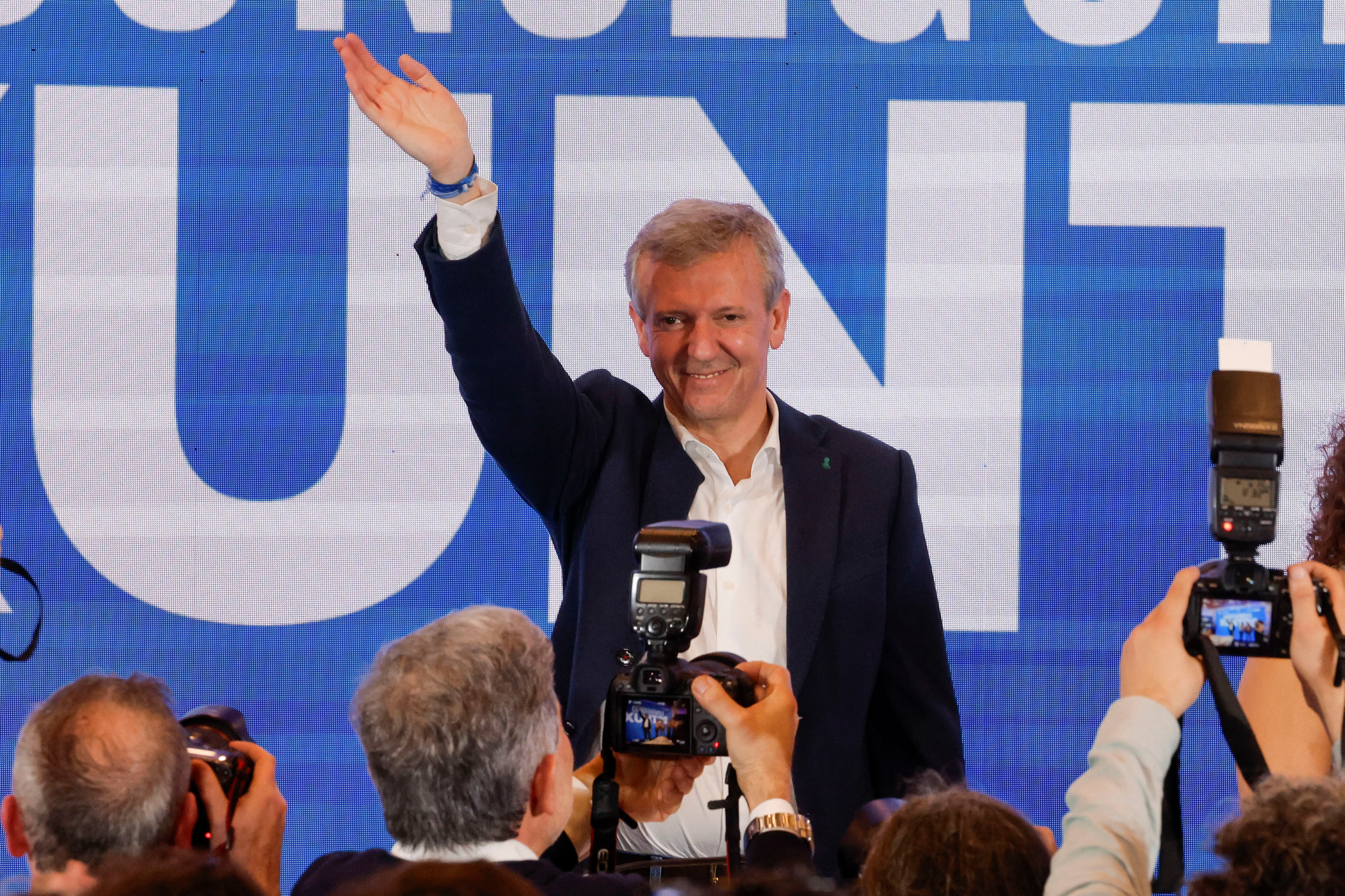 -FOTODELDIA- SANTIAGO DE COMPOSTELA, 18/02/2024.- El candidato Popular a la Xunta, Alfonso Rueda, saluda tras resultar ganador de las elecciones gallegas este domingo, en Santiago. El resultado de las elecciones gallegas del 18 febrero deja la quinta mayoría consecutiva del PP, la primera con Alfonso Rueda al frente, un fuerte crecimiento del BNG, que ha concentrado el voto por el cambio aunque de forma estéril, una caída a mínimos históricos del PSdeG y la entrada en la Cámara autonómica de la formación localista y populista Democracia Ourensana. EFE/ Lavandeira Jr
