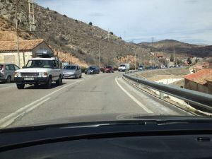 Caravana de coches a la entrada de Albarracín
