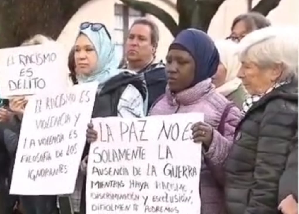 Participantes en la concentración celebrada antes del pleno