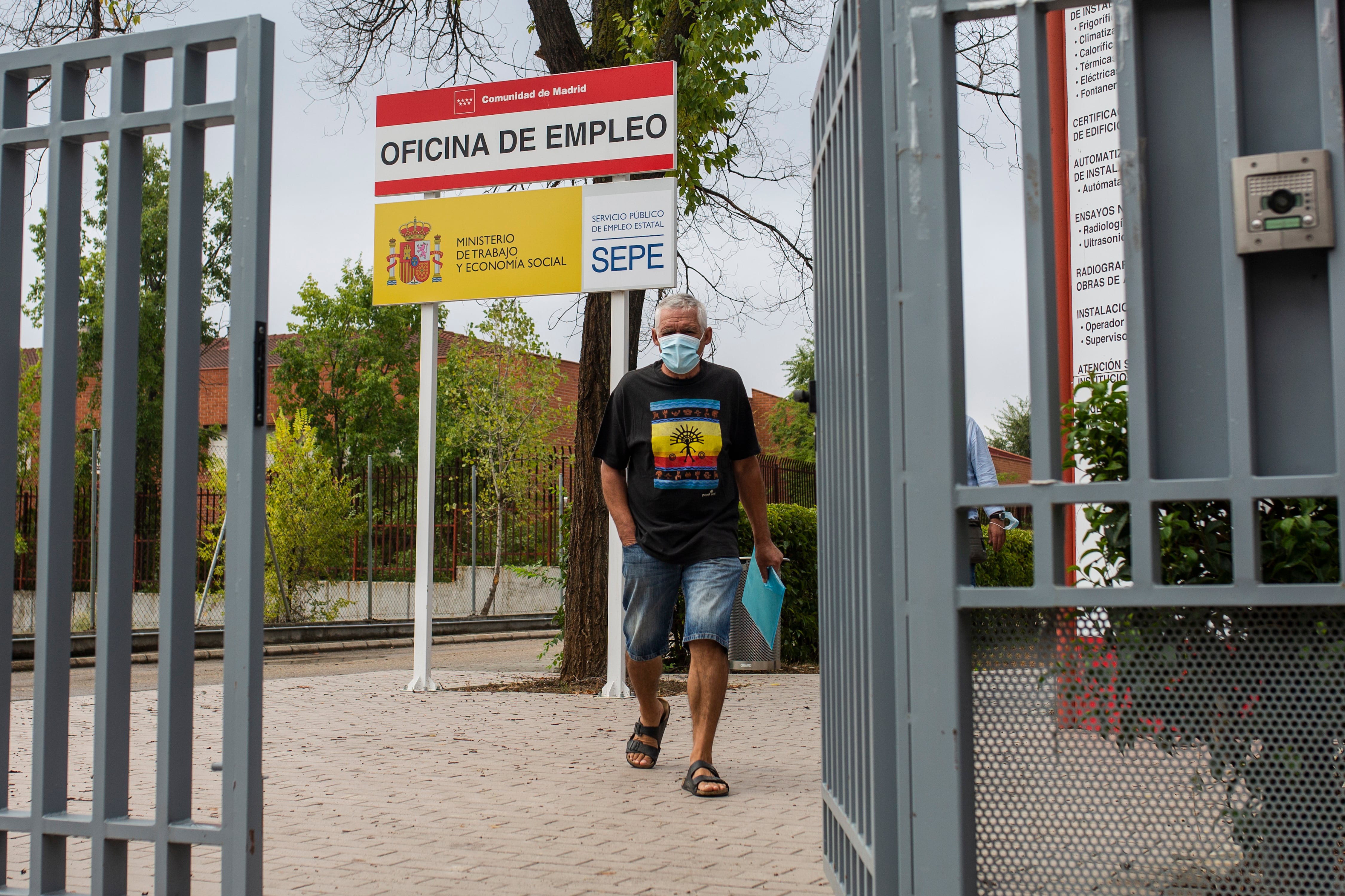 Un ciudadano sale de una oficina de empleo, en una imagen de archivo