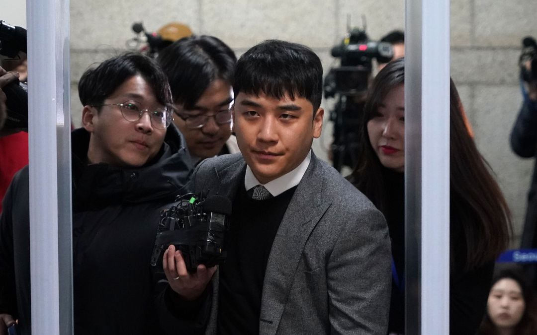 El cantante de K-Pop Seungri, interceptado por varios periodistas