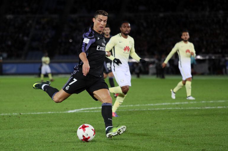 YOKOHAMA, JAPAN - DECEMBER 15:  Cristiano Ronaldo of Real Madrid scores the second goal to make the score 0-2 during the FIFA Club World Cup Semi Final match between Club America and Real Madrid at International Stadium Yokohama on December 15, 2016 in Yo