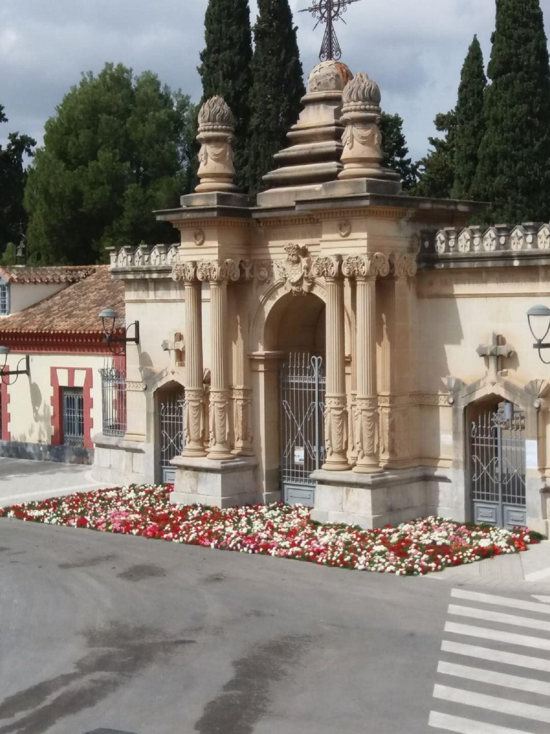 La puerta del cementerio de Nuestro Padre Jesús