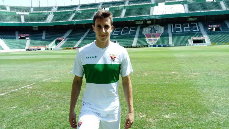 Guillermo con la franjiverde en el estadio Martínez Valero