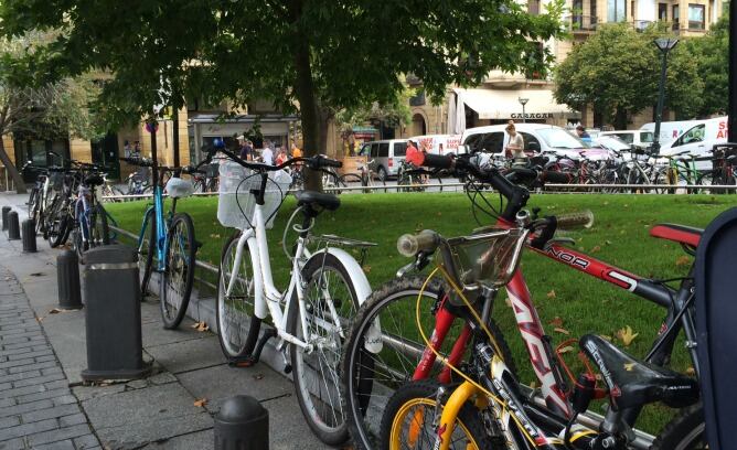 Bicicletas aparcada fuera de los espacios habilitados para ello.