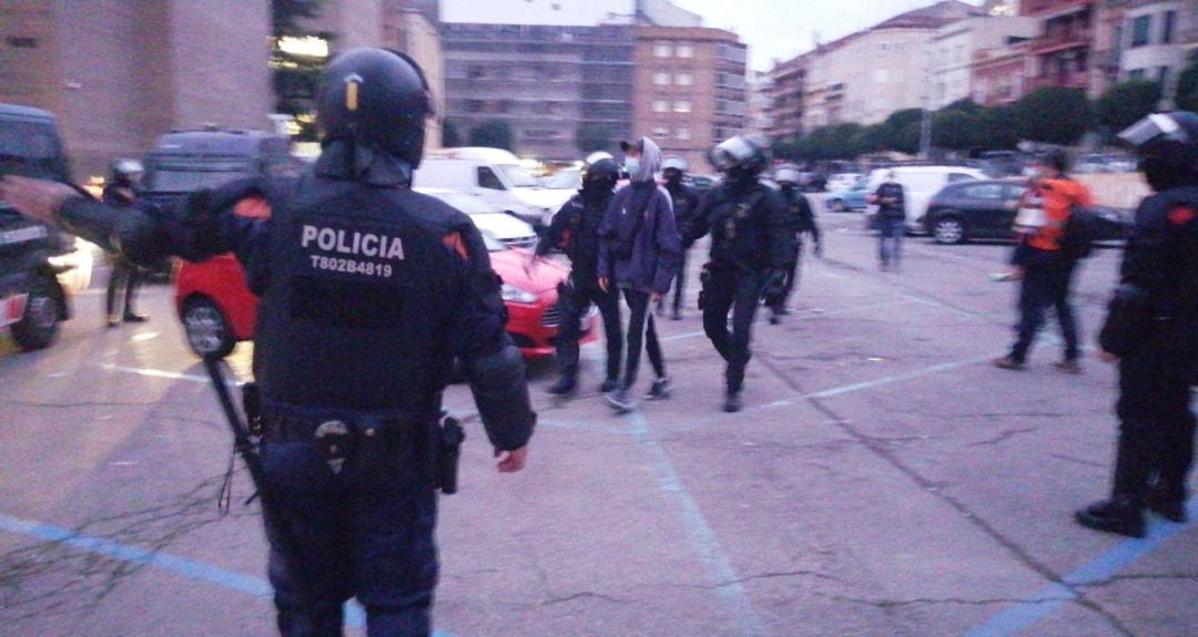 Los Mossos conducen a los activistas fuera del rectorado de la Universidad de Lleida