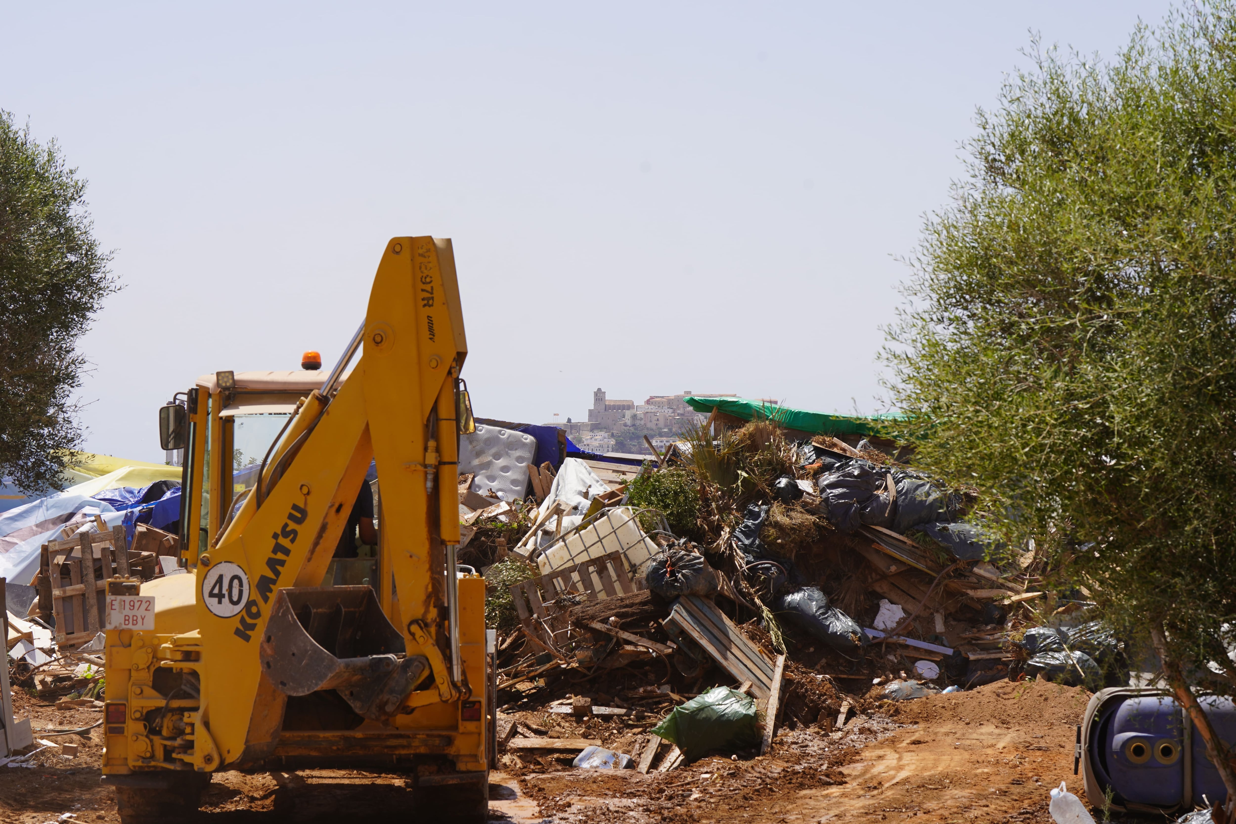 Can Rova 2 durante el desalojo y limpieza del terreno