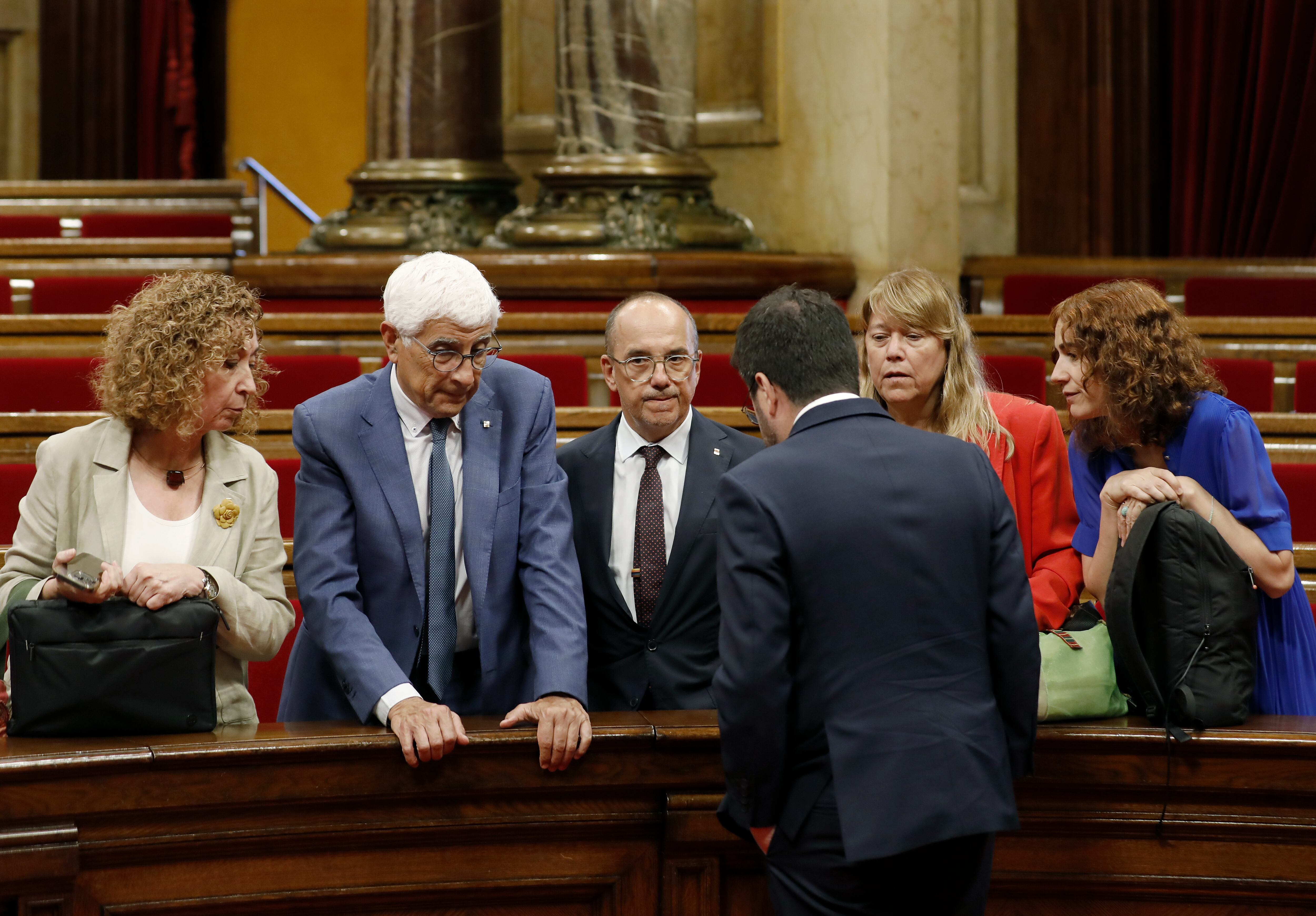 BARCELONA, 08/08/2024.- El todavía presidente de la Generalitat , Pere Aragonés (de espaldas), acompañado por los conselleros de Territori, Ester Capella; Salut, Manel Balcells; el Drets Socials, Carles Campuzano; Cultura, Natália Garriga y Justícia, Drets i Memòria, Gemma Ubasart (i a d); durante la suspensión temporal del pleno. EFE/ Andreu Dalmau

