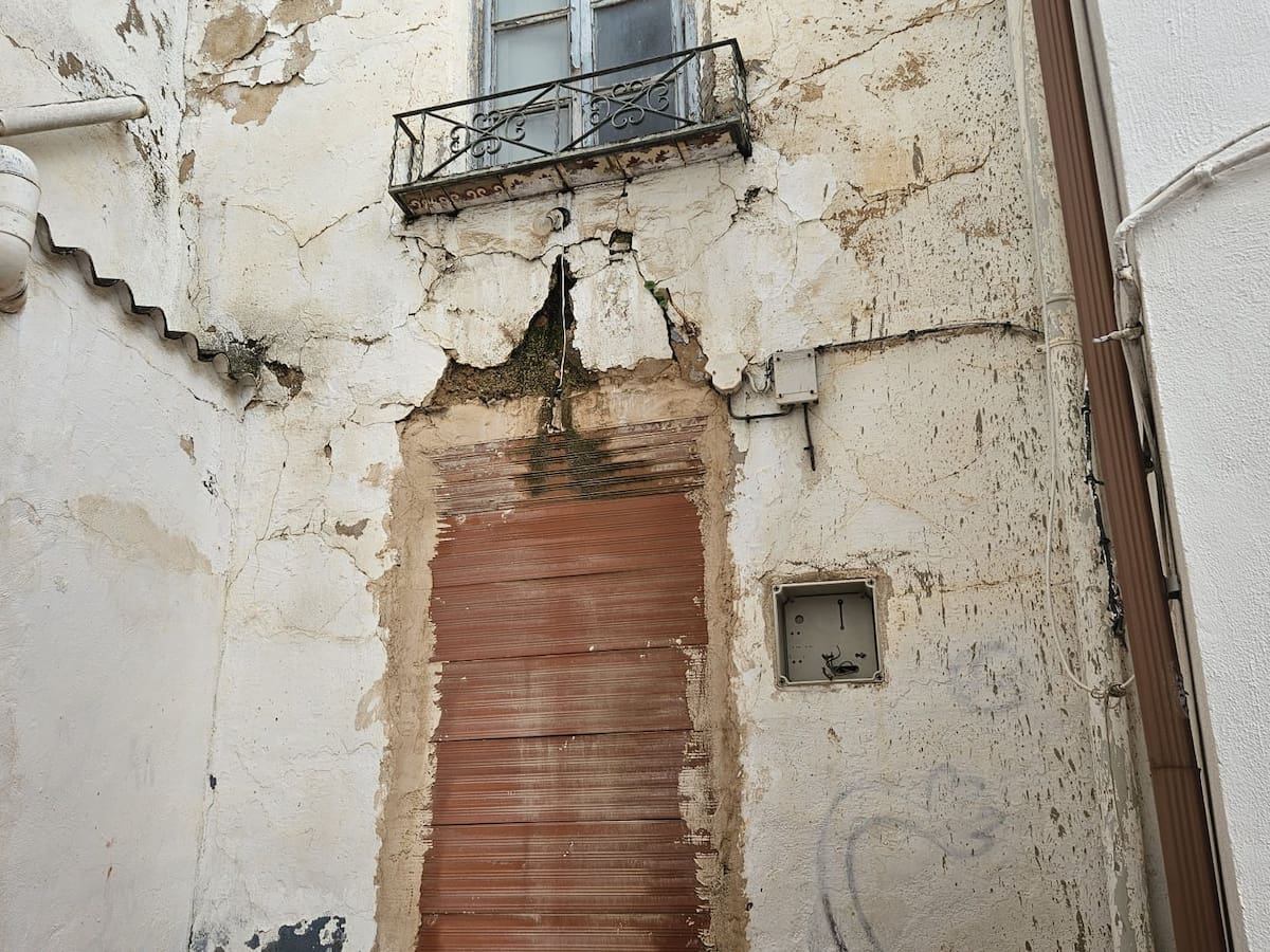 Vecinos de la calle General Noriega (La Cava) de Jódar denuncian la situación de una vivienda, en ruina, con proyecto de demolición municipal desde 2020, que puede afectar a las viviendas colindantes