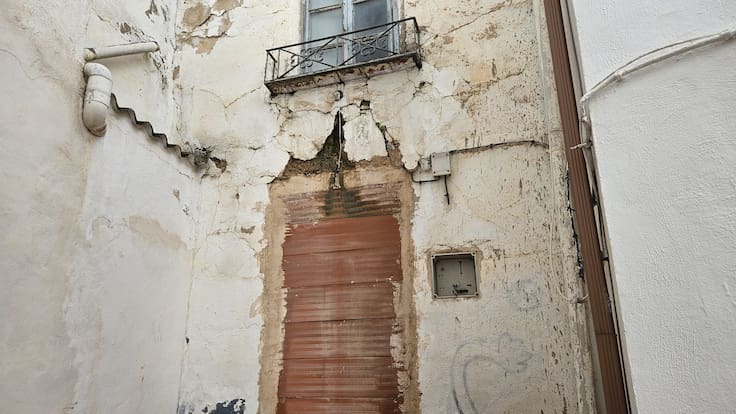 Vecinos de la calle General Noriega (La Cava) de Jódar denuncian la situación de una vivienda, en ruina, con proyecto de demolición municipal desde 2020, que puede afectar a las viviendas colindantes