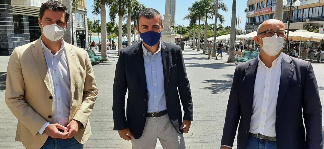 Manuel Domínguez (centro) tras el congreso insular.