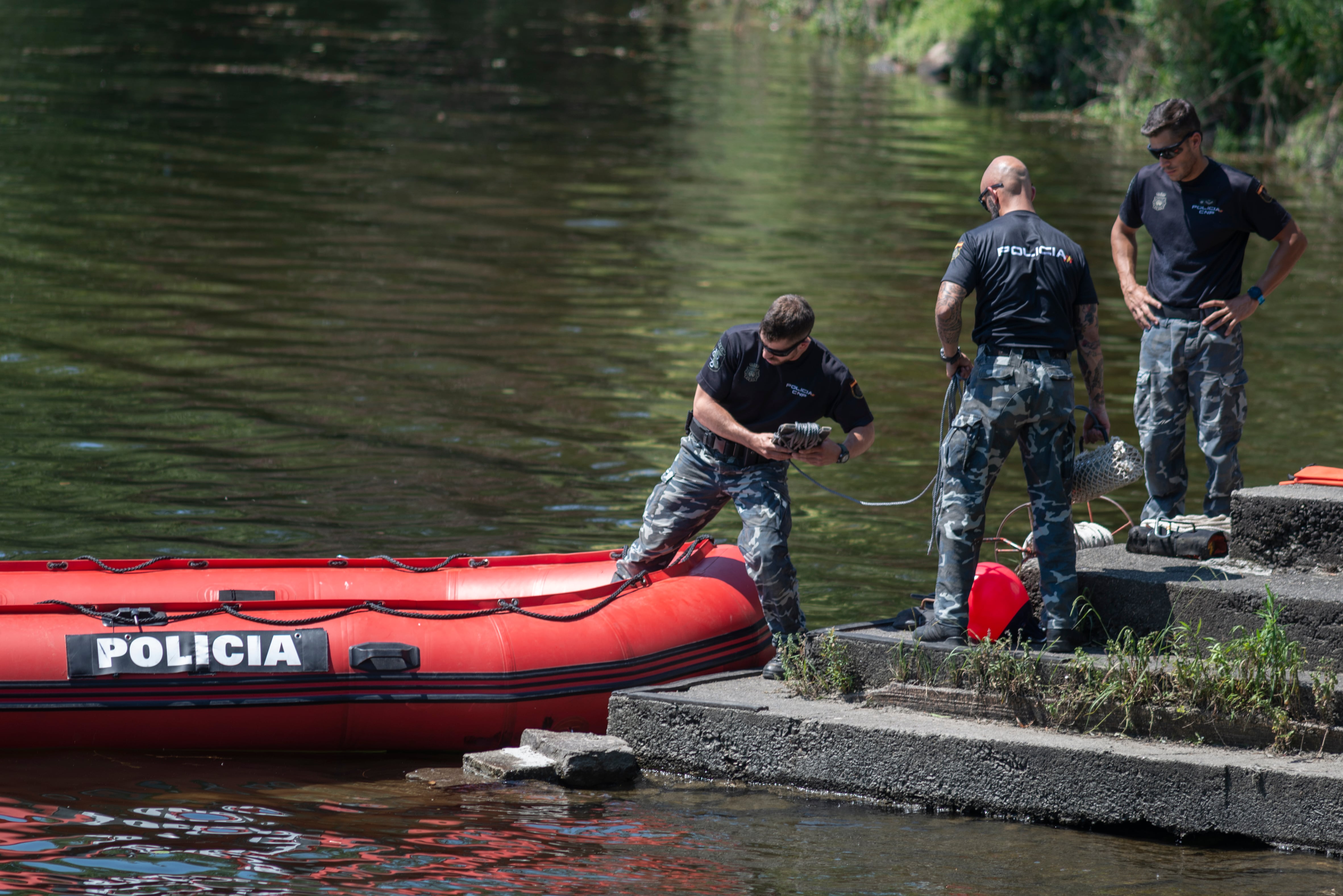 Imagen del intento del rescate del joven hundido en la playa fluvial de Oira, en Ourense