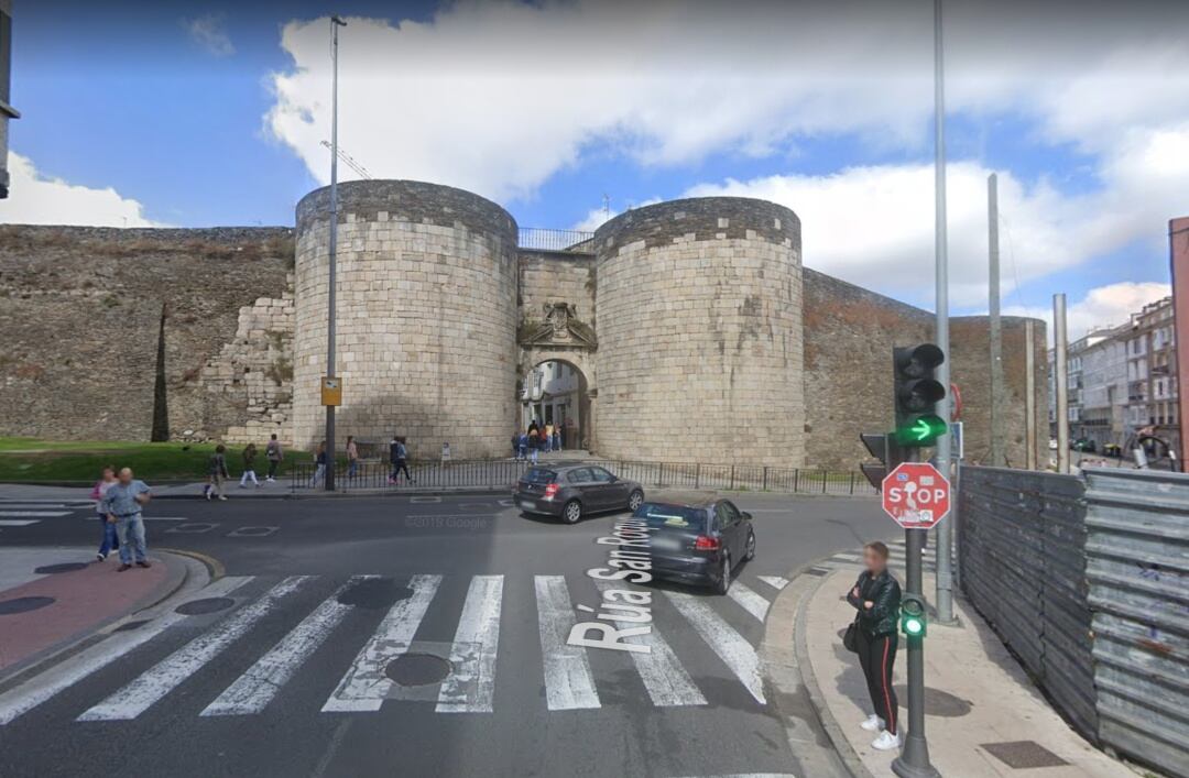 Cruce de San Roque con la Rolda da Muralla.