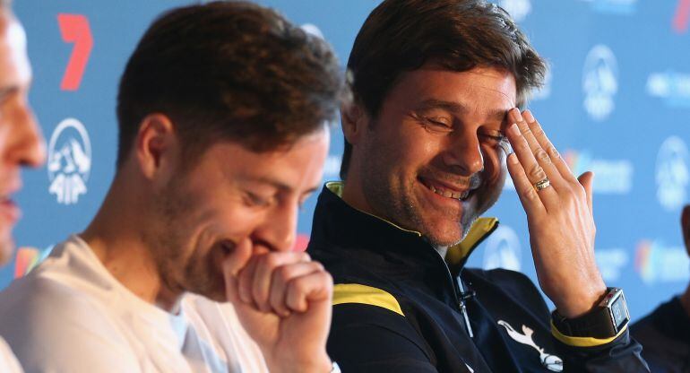 Pochettino y Mason ríen durante un acto del Tottenham 