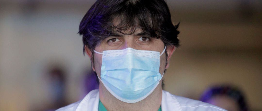 Un profesional sanitario con una mascarilla