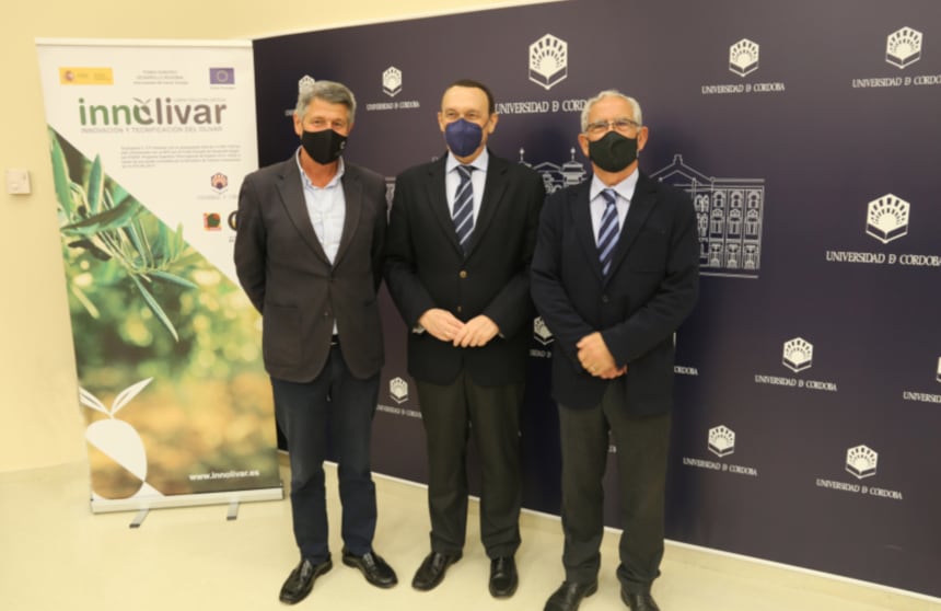 El rector de la Universidad de Córdoba, José Carlos Gómez Villamandos, acompañado de Rafael Sánchez de Puerta de la Interprofesional del Aceite de Oliva y del profesor Jesús Gil Ribes, alma del proyecto Innolivar
