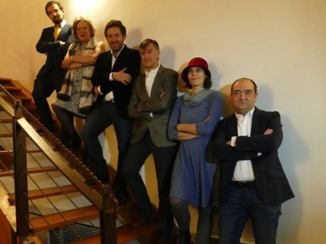 De derecha a izquierda, Luis Sánchez (director de 'Hoy por Hoy Ávila', Patricia Picazo (directora de 'Cuenta Cuarenta', Jesús Clerencia (director de la Biblioteca Pública, Mikel Santiago, Sonsoles Sáez (de Librería Senén) y el presidente de la asociación