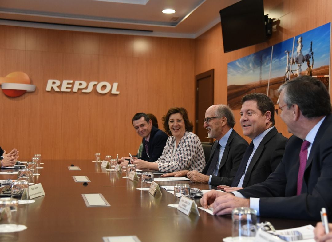 Emiliano García Page y Antonio Brufau presiden un encuentro de trabajo en el Complejo de Repsol Puertollano