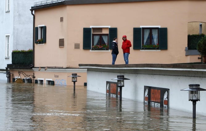 Los vecinos contemplan desde los tejados de Passau (Alemania) como el agua no deja de subir