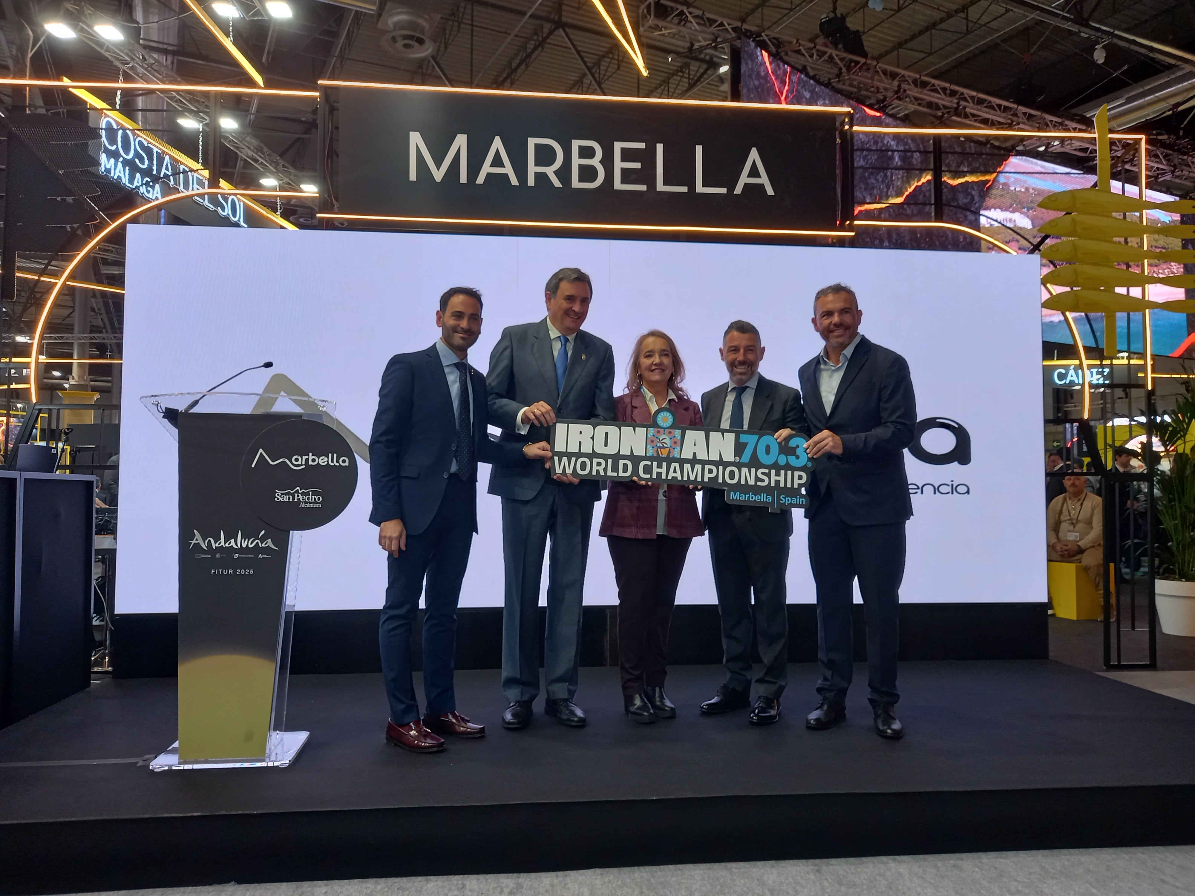 La viceconsejera de Cultura y Deporte, Macarena O’Neill, ha asistido en la Sala Andalucía del pabellón de la comunidad en FITUR, a un acto de presentación del IRONMAN 70.3 World Championship Marbella