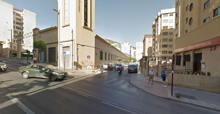 Cruce de la Avenida de Madrid con la calle Santo Reino en Jaén.