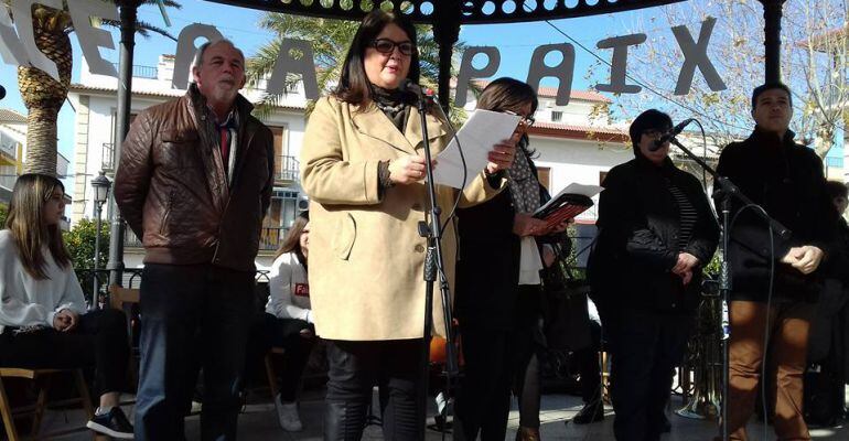 En primer plano la alcaldesa de Mancha Real, María del Mar Dávila, con los dos concejales de Mancha Real Se Mueve, Silvia Calvo e Ildefonso Ruiz a su izquierda en un acto reciente.