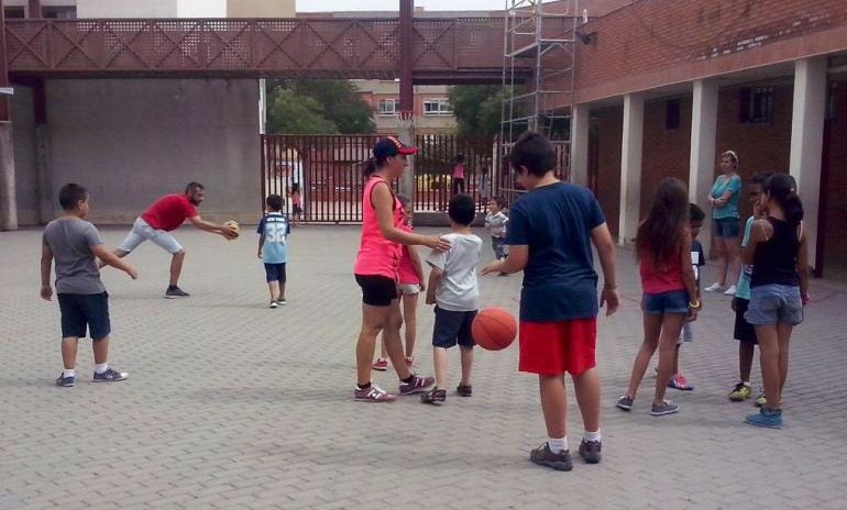 Archivo- Niños en una escuela de verano