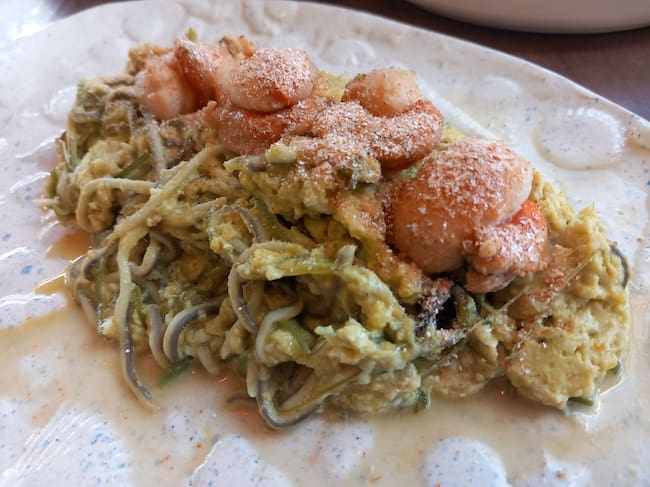 Revuelto de vieiras y gulas