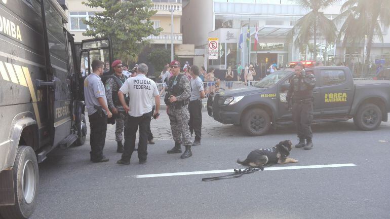 La Policía Federal detona una mochila sospechosa por motivos de seguridad.