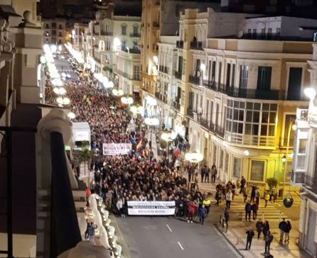 Unas 2.000 personas marcharon por la avenida principal de Melilla.