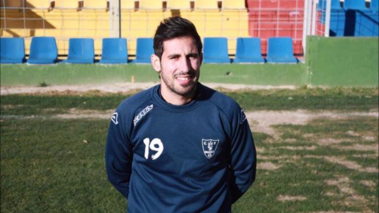 Kike Espinosa amb la samarreta d'entrenament de l'Orihuela.