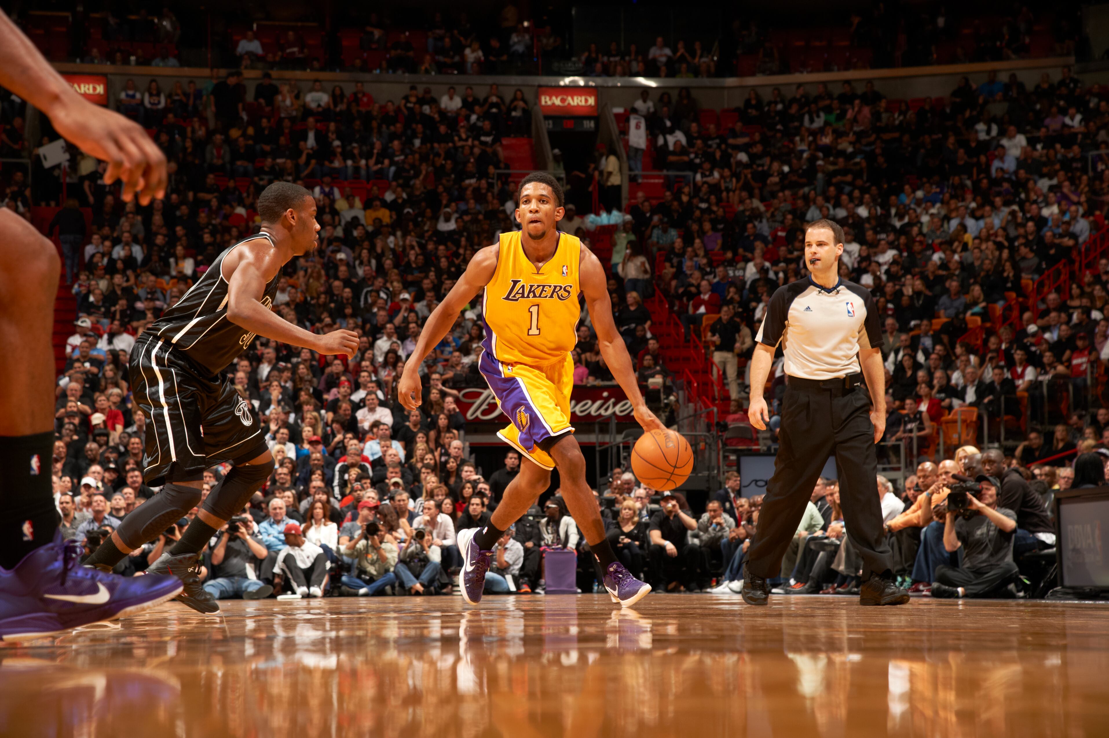 Darius Morris bota la pelota en un encuentro con Los Angeles Lakers