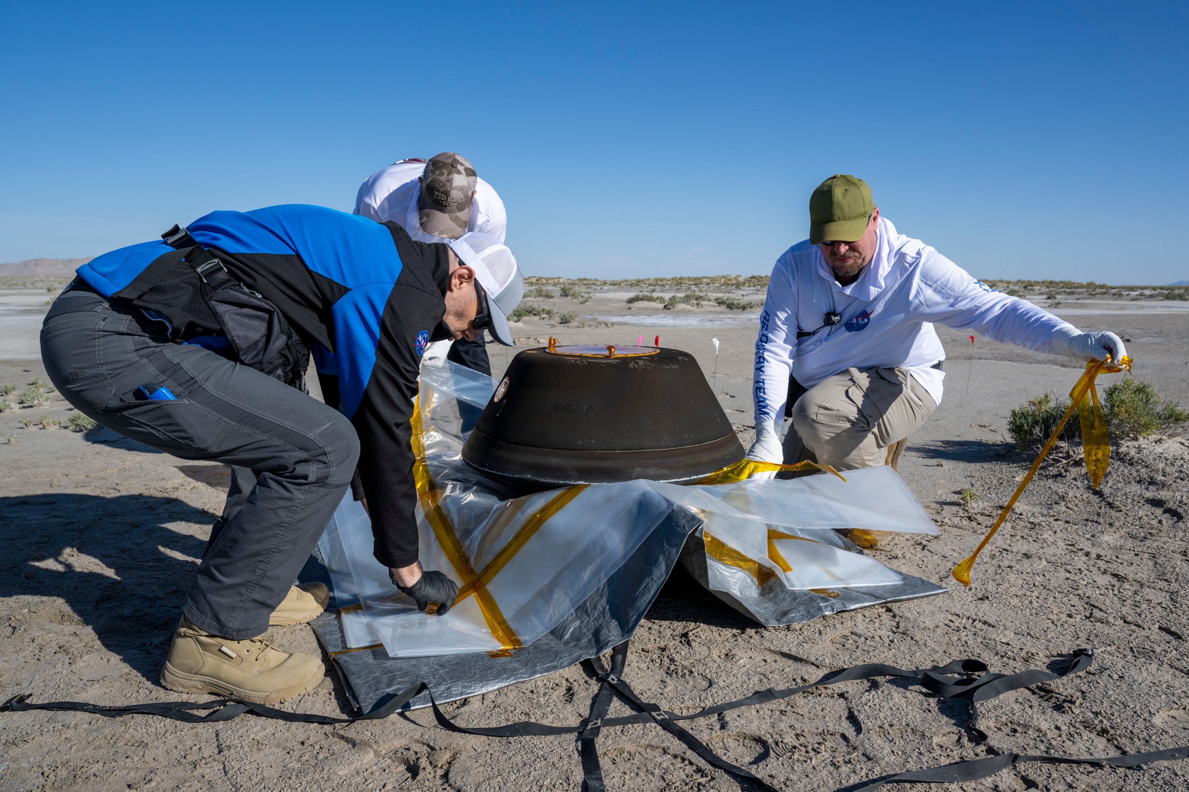 Técnicos de la NASA recogen la cápsula espacial que ha aterrizado en el desierto de Utah con las primeras rocas de un asteroide potencialmente peligroso