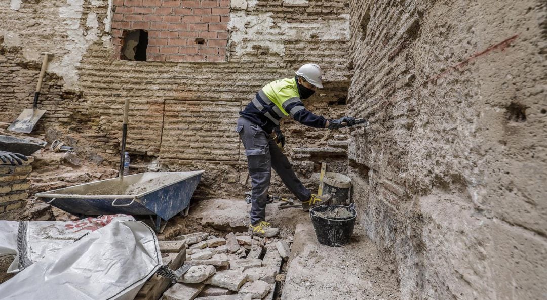 Un obrero trabaja en una rehabilitación