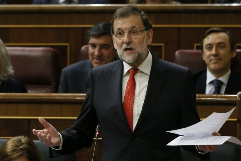 GRA026 MADRID, 17/12/2014.-El presidente del Gobierno, Mariano Rajoy,d, durante una de sus intervenciones en la sesión de control al Gobierno celebrada hoy en el pleno del Congreso.EFE/Fernando Alvarado