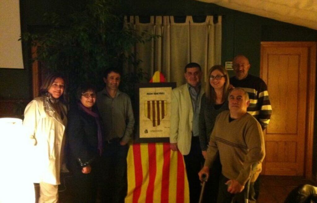 L'equip de Vilaweb Ontinyent recollint un premi