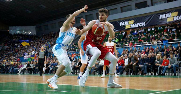 El jugador turco en un encuentro con la selección de su país ante Ucrania