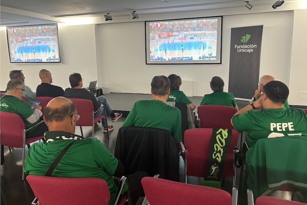 La afición siguió el partido desde el Centro Cultural de la Fundación Unicaja.