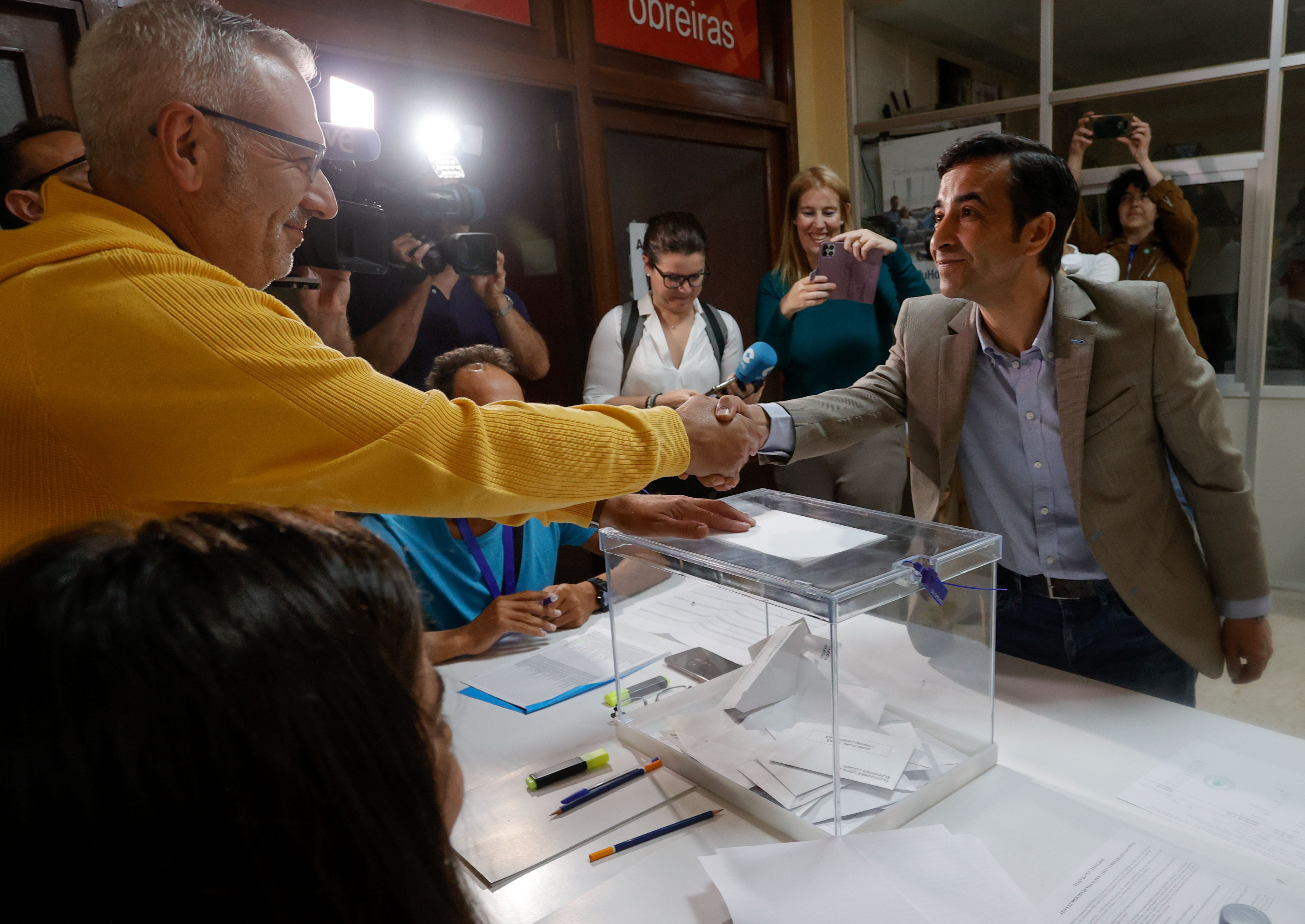 FERROL, 28/05/2023.- El candidato a la alcaldía de Ferrol por el PP , José Manuel Rey Varela emite su voto en el colegio electoral esta mañana acompañado de su hijo. EFE/ Kiko Delgado