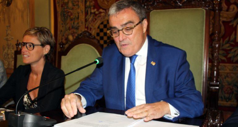 Pla mig de l'alcalde de Lleida, Àngel Ros, durant el Ple extraordinari de l'Ajuntament de Lleida sobre el model comercial de la ciutat. Imatge del 7 de juny del 2016.