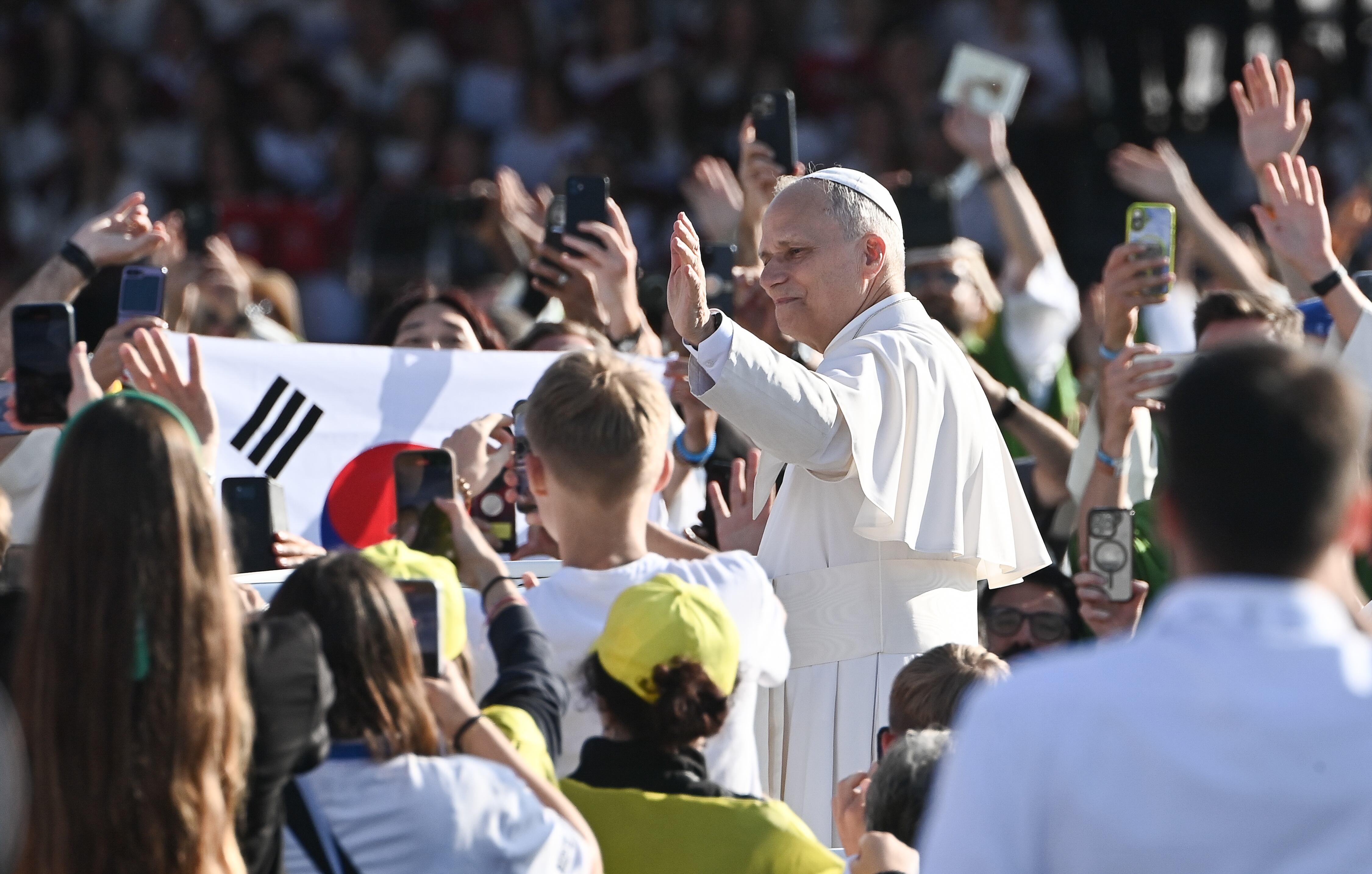 El Papa León XIV saluda a los fieles a su llegada a la misa dominical del Jubileo de la Juventud, el 3 de agosto de 2025 en Roma, Italia. Isabella Bonotto/Anadolu.