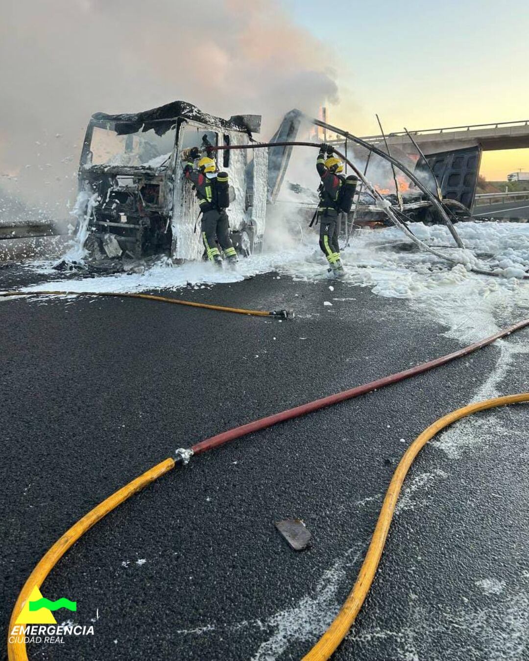 Bomberos de Emergencia Ciudad Real sofocan el incendio del vehículo en plena A-43