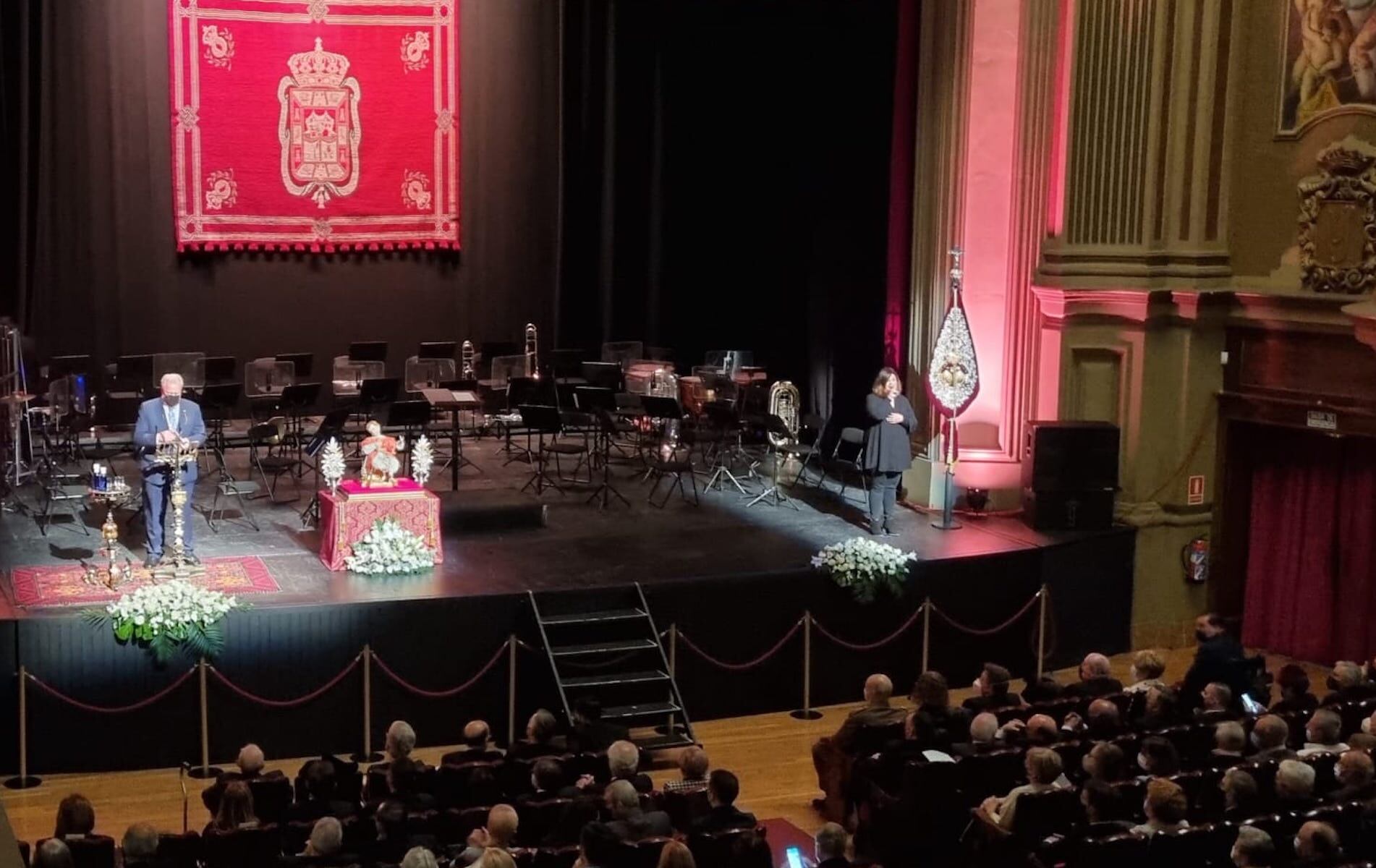 Momento de la presentación de la pregonera de la Semana Santa de Granada