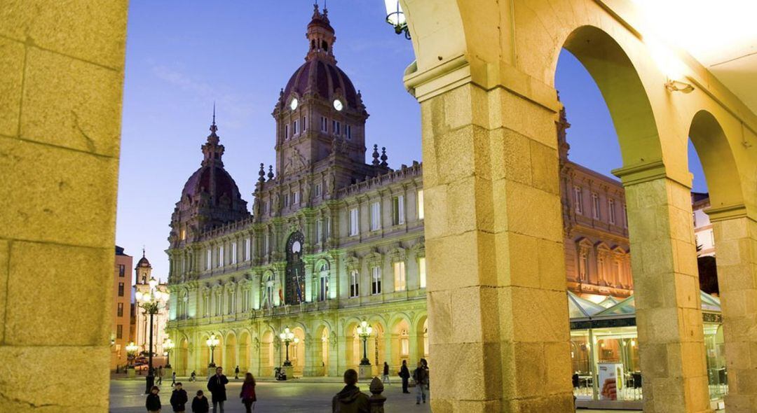 Vista nocturna de el Ayuntamiento de A Coruña
