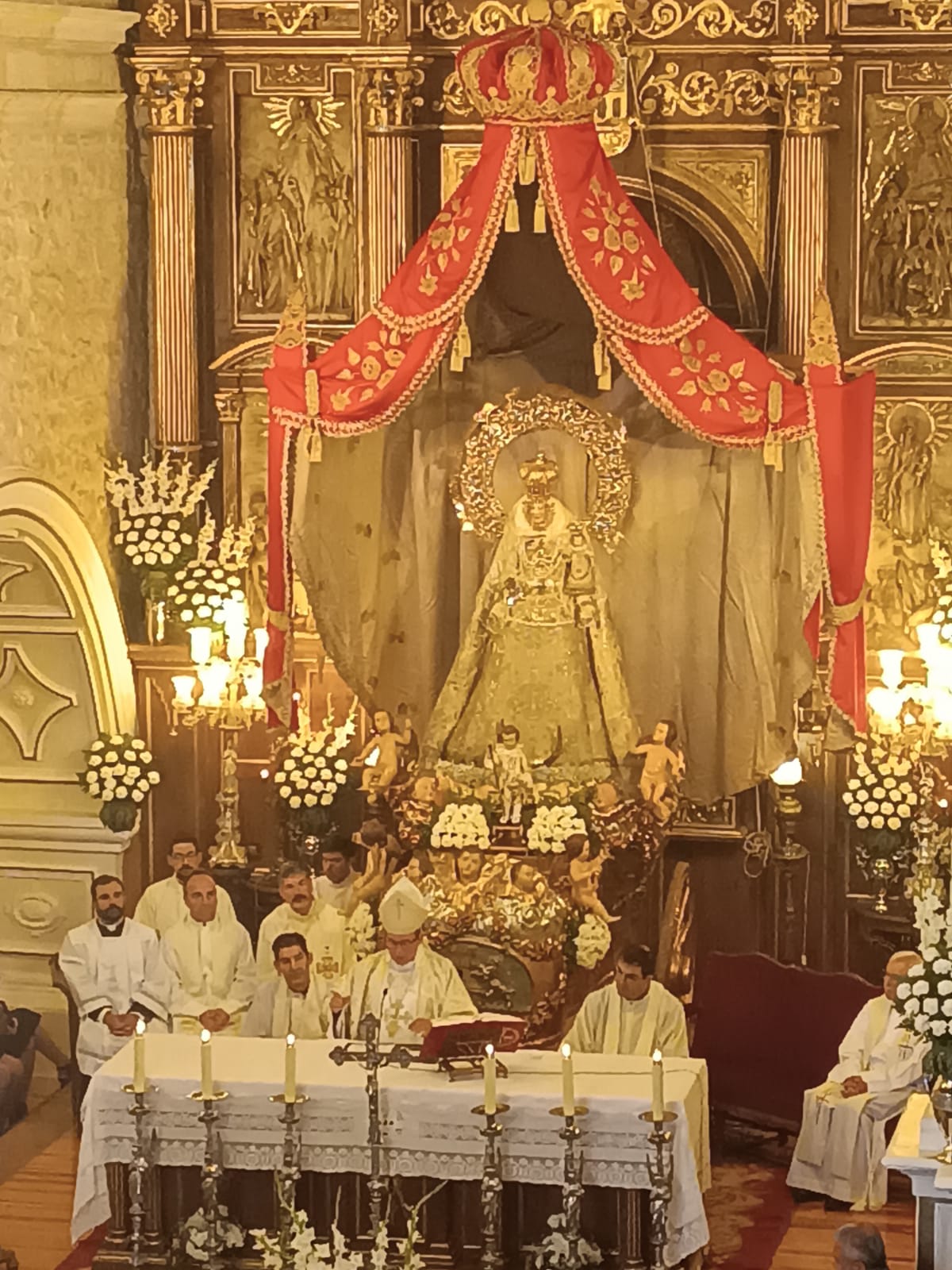 El obispo de Osma-Soria, Monseñor Abilio Martínez, ha presidido la misa en honor a la Virgen de las Viñas acompañado de sacerdotes de Aranda