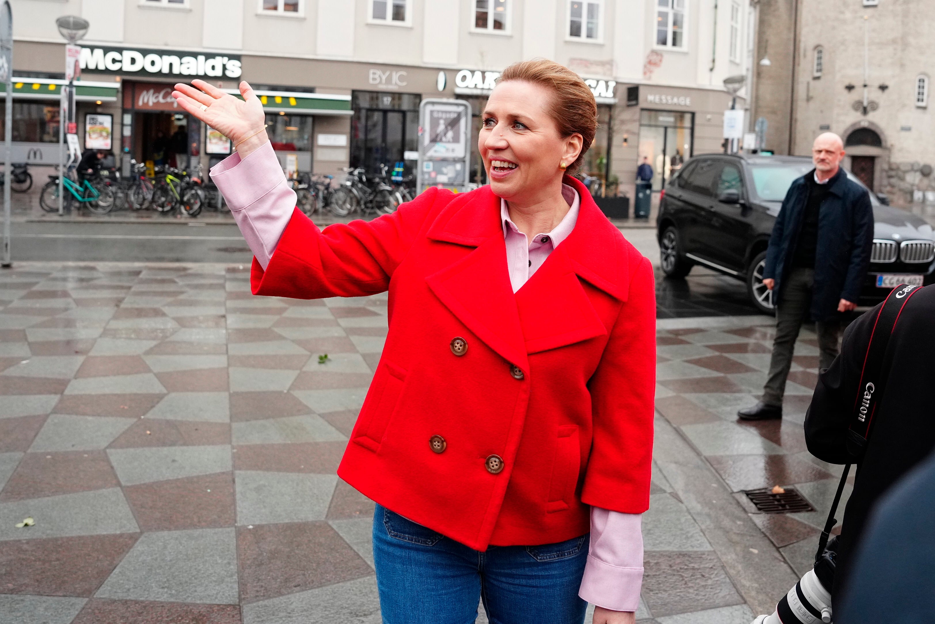 La primera ministra danesa, Mette Frederiksen, durante la mañana electoral en Aalborg