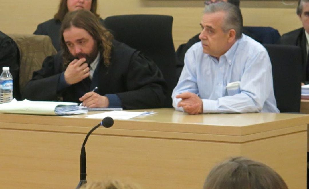 Tomás Villalibre Mogrovejo (dcha) en un momento del juicio en el que fue condenado por el asesinato de su exmujer, Benita Núñez. En la imagen, en compañía del abogado que se encargó de su defensa