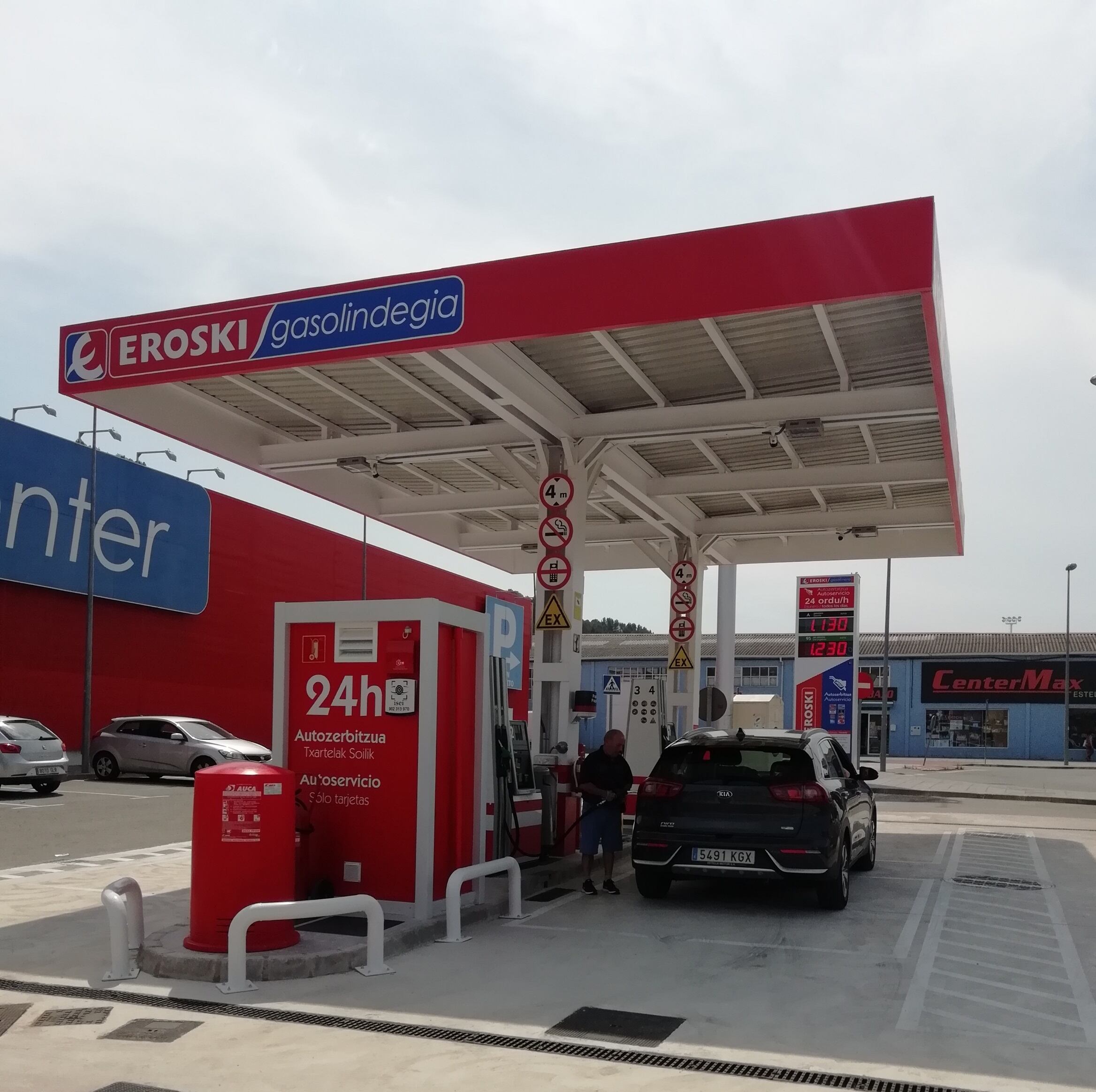 Gasolinera en el Centro Comercial Eroski de Pamplona